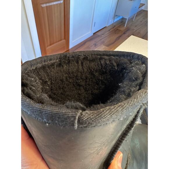 UGG Sheepskin Classic Short Boots Women 8 Black Outdoor Cabin Chic Travel Winter - Picture 5 of 10